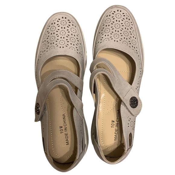 Unbranded Size 10W Beige Mary Jane Moccasins with Velcro strap closure preowned - Picture 2 of 6